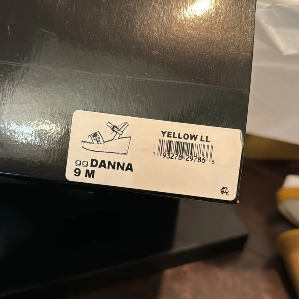 GBG Los Angeles Guess yellow wedge sandals NIB 9M